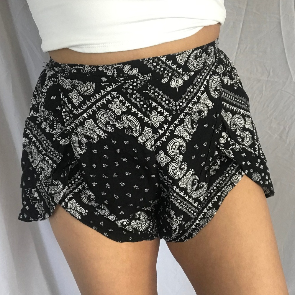 BLACK BANDANA SHORTS